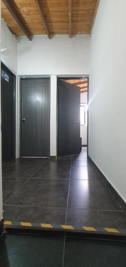 Hostel Metro Floresta Alojamiento Medellín Esterno foto