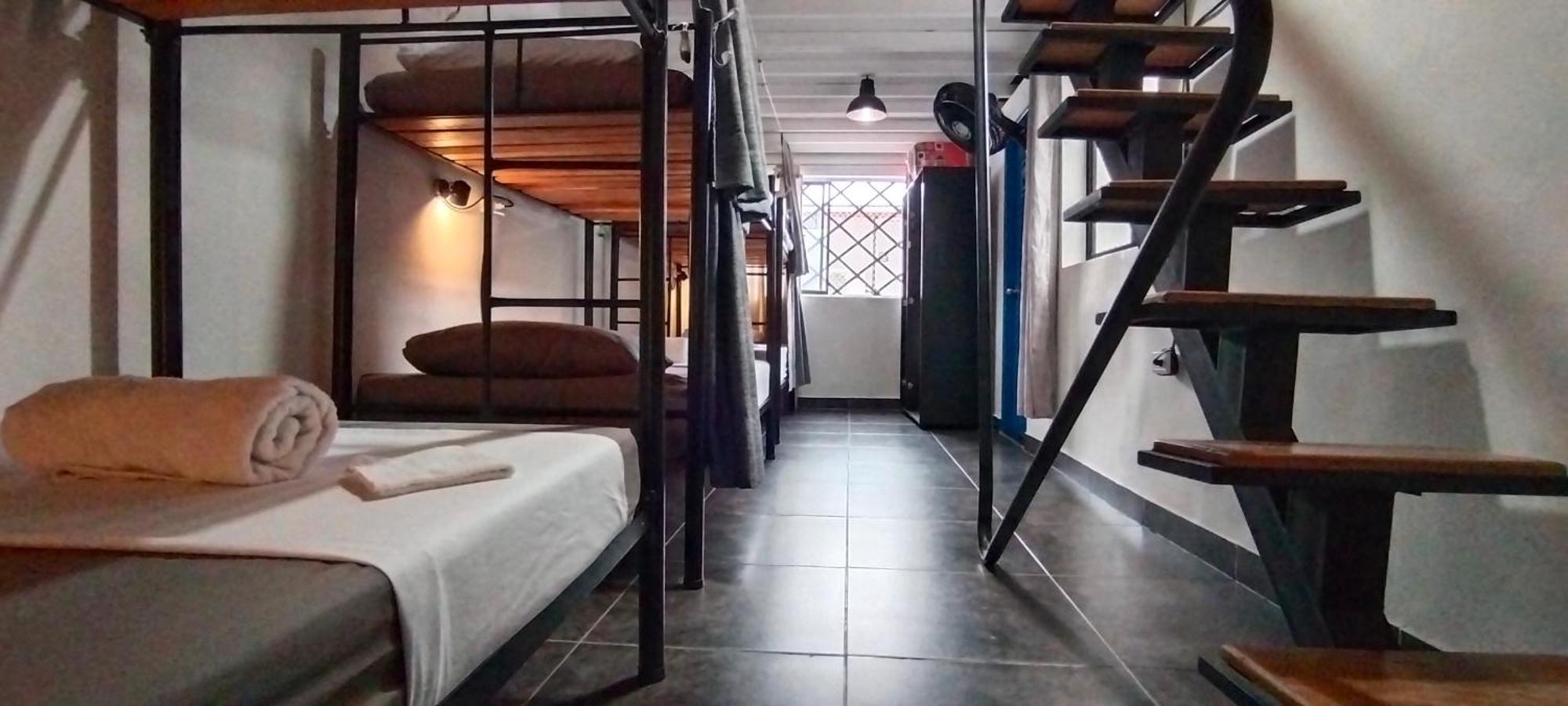 Hostel Metro Floresta Alojamiento Medellín Esterno foto